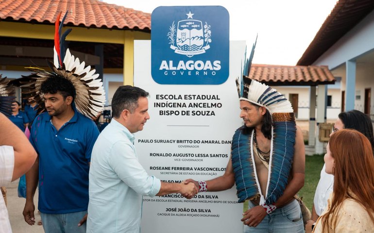 Paulo Dantas inaugura escola indígena e moderno complexo esportivo em Inhapi
