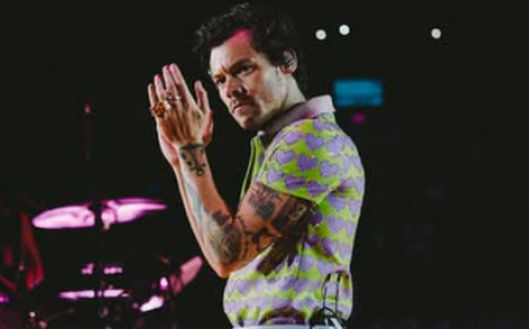 Harry Styles ajuda fã a estacionar carro em vaga apertada em Roma