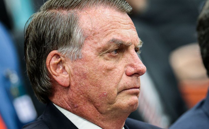 Bolsonaro nega à PF contato com governo Trump para buscar sanções