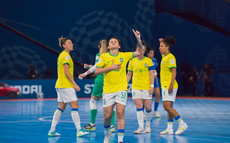 Brasil goleia Itália e garante vaga nas quartas de final da Copa do Mundo