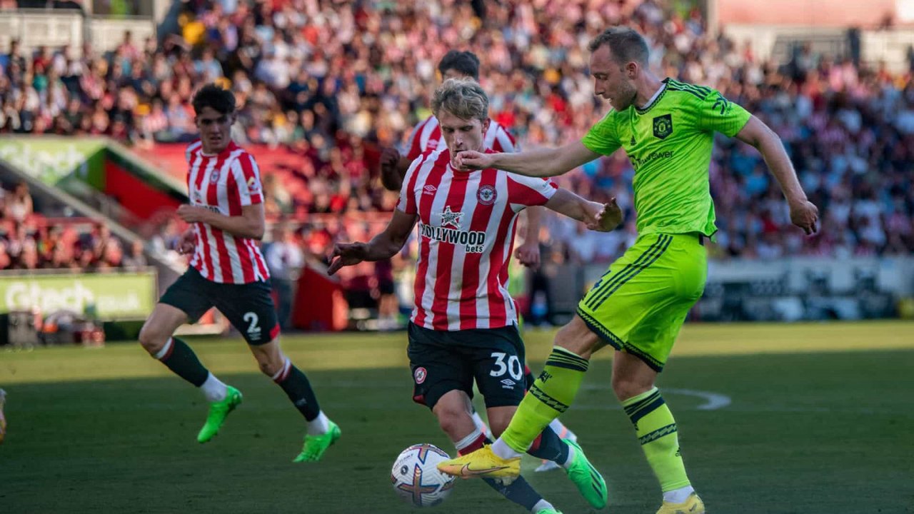 Manchester United leva 4 a 0 do Brentford no 1º tempo e passa vexame no Inglês