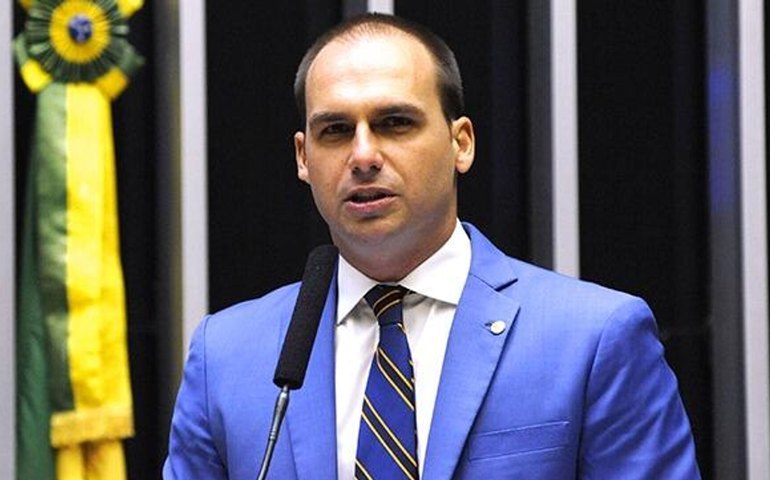 Mídia: Eduardo Bolsonaro afirma que STF bloqueou contas bancárias da esposa, Heloísa Bolsonaro