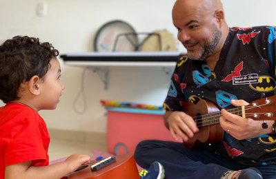 Entenda a importância da musicoterapia no tratamento do TEA