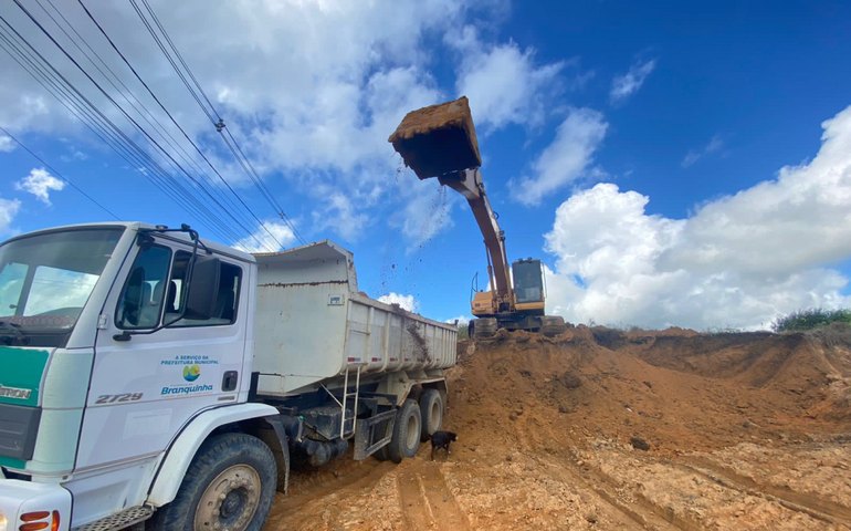 Prefeitura de Branquinha está reestruturando praça central atingida pela enchente