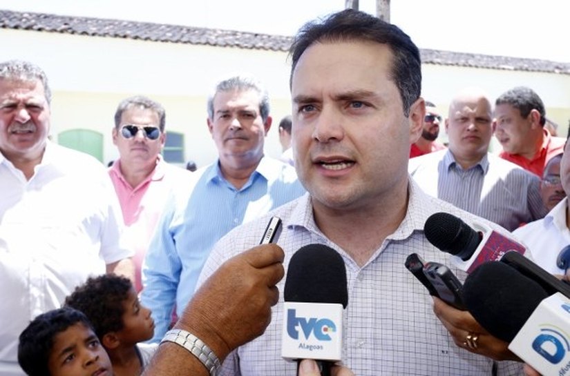Renan Filho debate medidas de combate à crise