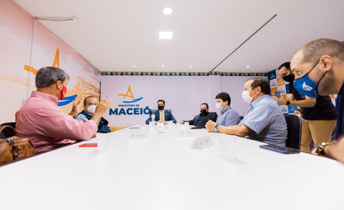 Prefeitos e representantes de entidades do esporte acertaram retorno da torcida ao Rei Pelé Prefeitos e representantes de entidades do esporte acertaram retorno da torcida ao Rei Pelé