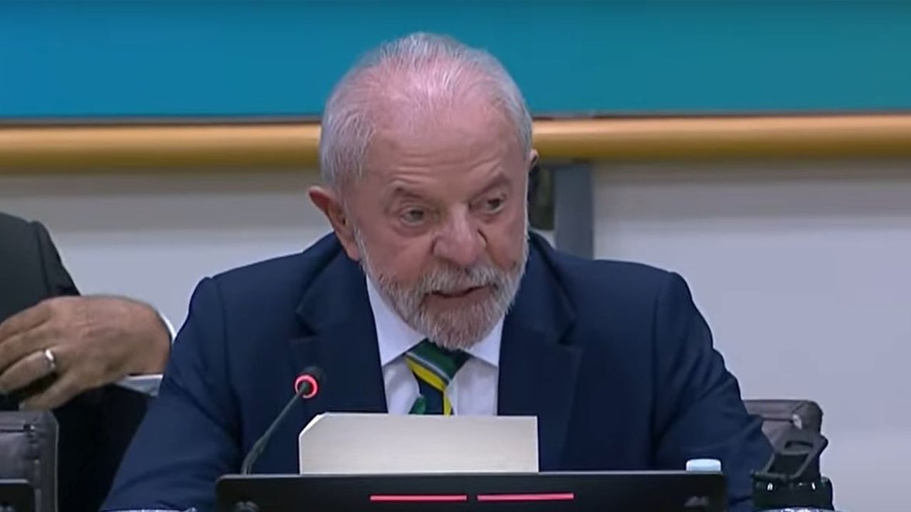 Lula volta a Brasília e iniciará conversas para substituição de vaga de Barroso no STF