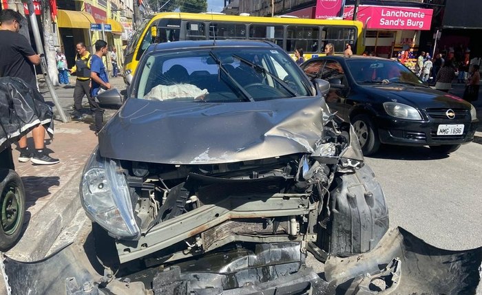 Carro de motorista por aplicativo fica com frente destruída após colisão com veículo da Polícia Científica em Maceió