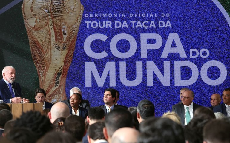 Lula sanciona lei da Copa do Mundo Feminina e reconhece pioneiras
