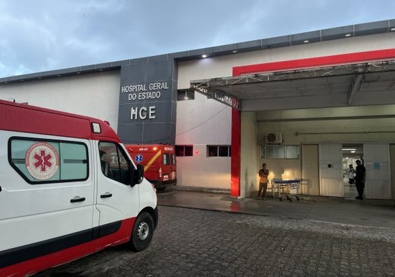 Homem é baleado nas costas durante assalto em Maceió e corre por ruas antes de cair