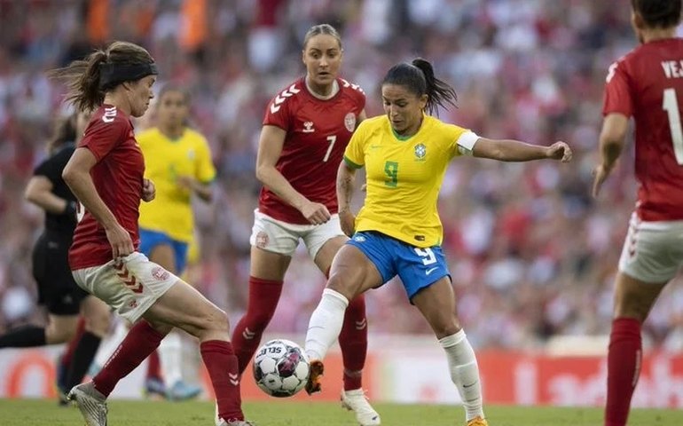 Seleção feminina desperdiça muitas chances e perde amistoso contra a Dinamarca