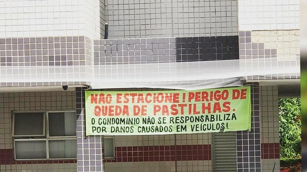 Faixa em condomínio gera polêmica na internet