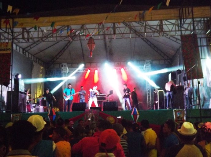 Mauricinhos do Forró e Raquel dos Teclados animam São Pedro em Penedo