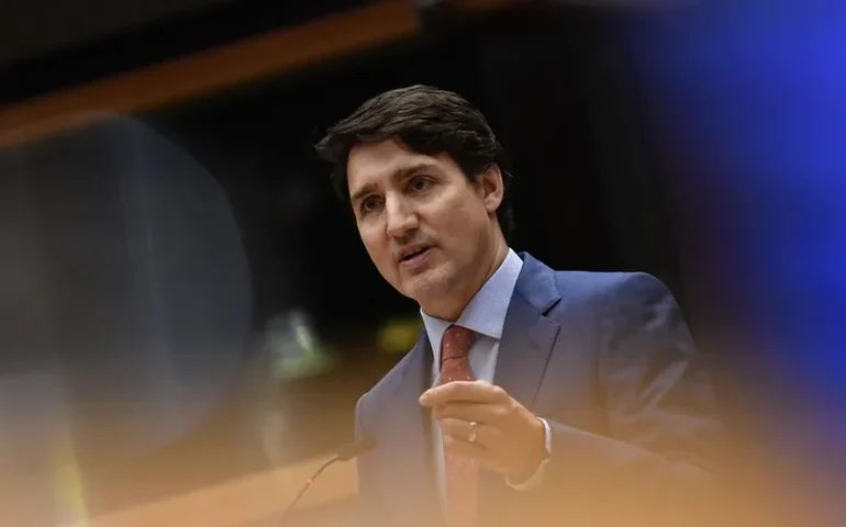 Trudeau defende resposta 'firme e clara' do Canadá às tarifas dos EUA sobre aço e alumínio