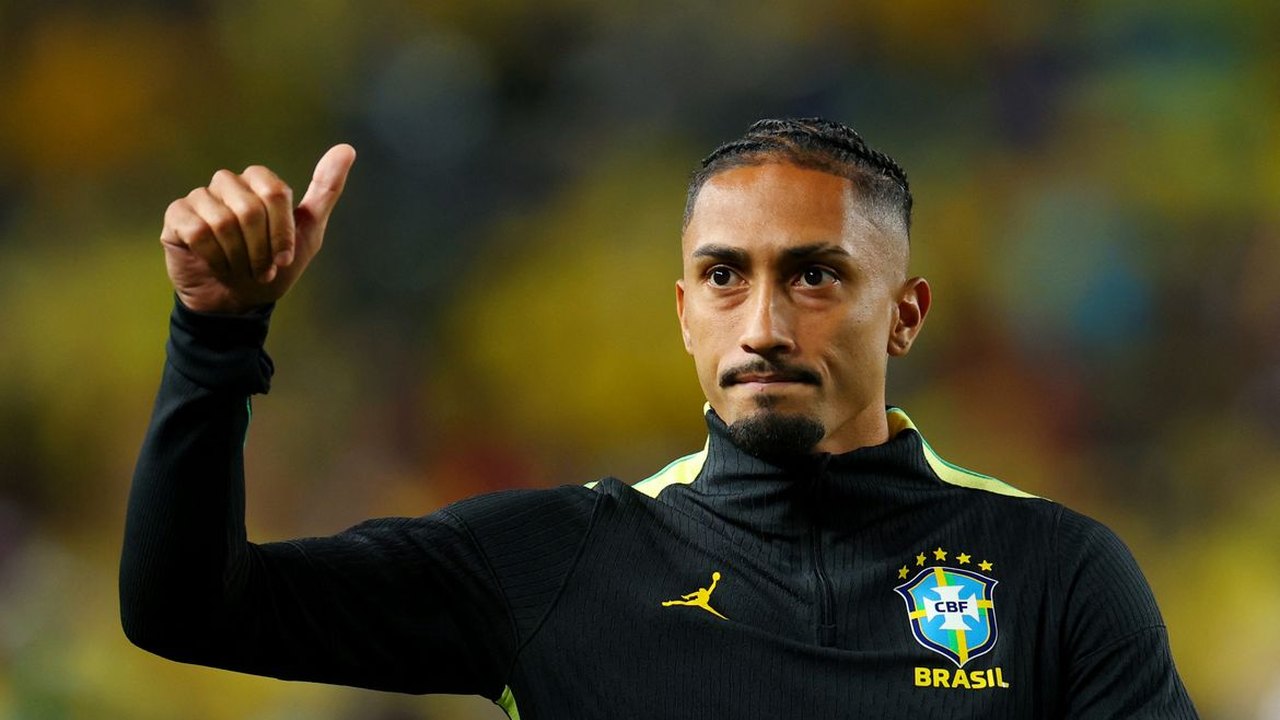 Raphinha sente dores na coxa direita e será reavaliado pela CBF