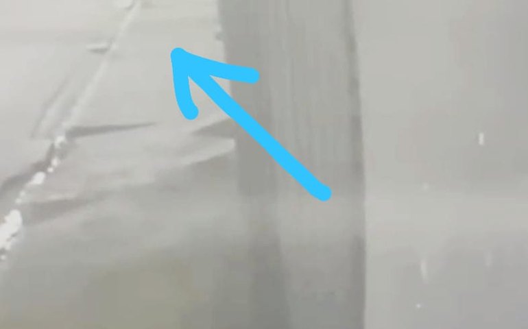 Imagens mostram viatura da PM imprensando menor em meio fio; veja vídeo de câmeras de segurança