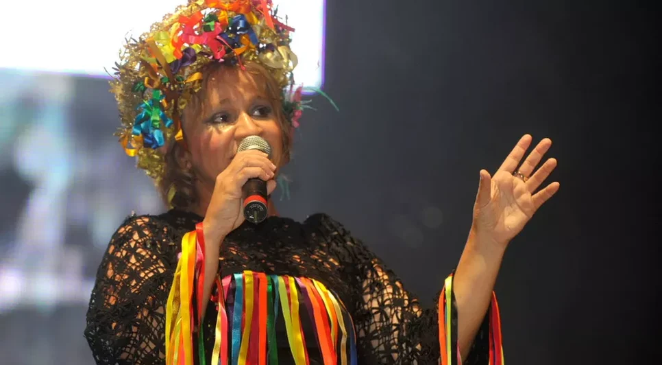 Amorosa celebra 39 anos de carreira com show em Aracaju nesta quarta-feira