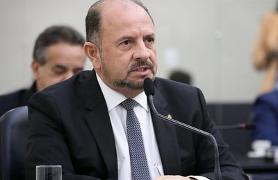 Antonio Albuquerque critica veiculação do filme “Como se tornar o pior aluno da escola”