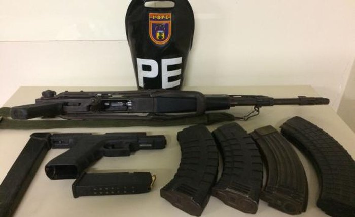 Além do fuzil AK47, a Polícia do Exército apreendeu carregadores pistola e muita munição Foto: Polícia do Exército/Divulgação