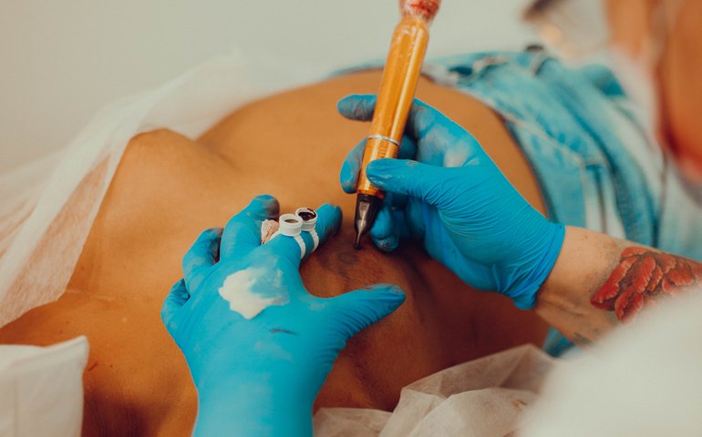 Tattoo Week Rio promove doação de micropigmentação para homens trans