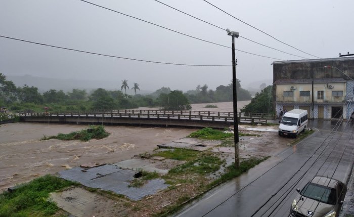 Centro de Rio Largo amanheceu em alerta e 41 pessoas foram resgatadas