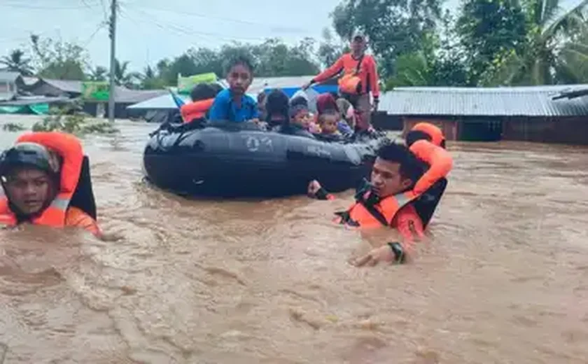 Tempestade tropical atinge as Filipinas, causa inundações e deslizamentos e mata dezenas