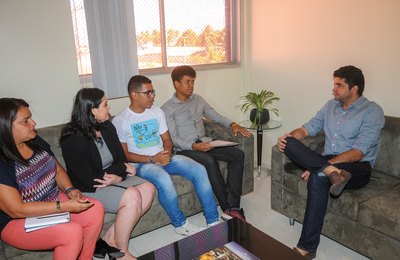 Prefeito Rui Palmeira recebe estagiários da PCU 