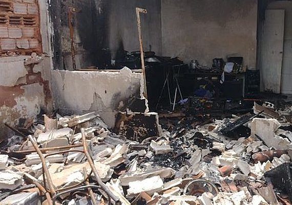 Incêndio destrói loja de som automotivo no Cleto