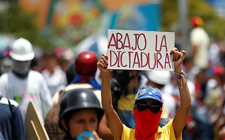 Ditadura da Venezuela parte corações com casais se separando para fugir do país