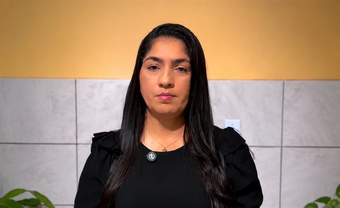 A prefeita Denyse Siqueira durante comunicado