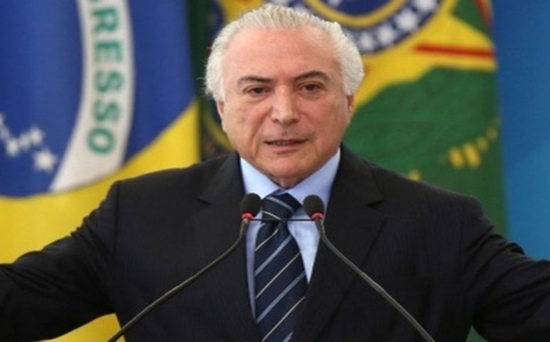 Temer &#8216;prova&#8217; que está vivo e volta a receber aposentadoria