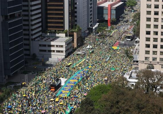 Pauta antidemocrática ocupa Paulista