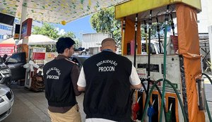 Fiscalização do Procon Maceió em postos de combustíveis.