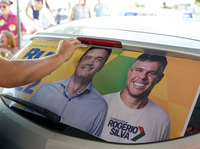 Rui Palmeira faz grande adesivaço em Rio Largo com apoio do vereador Rogério Silva