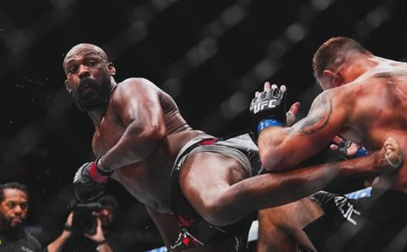 Jon Jones dá show, e Charles do Bronx vence duelo emocionante no UFC, sob olhares de Trump