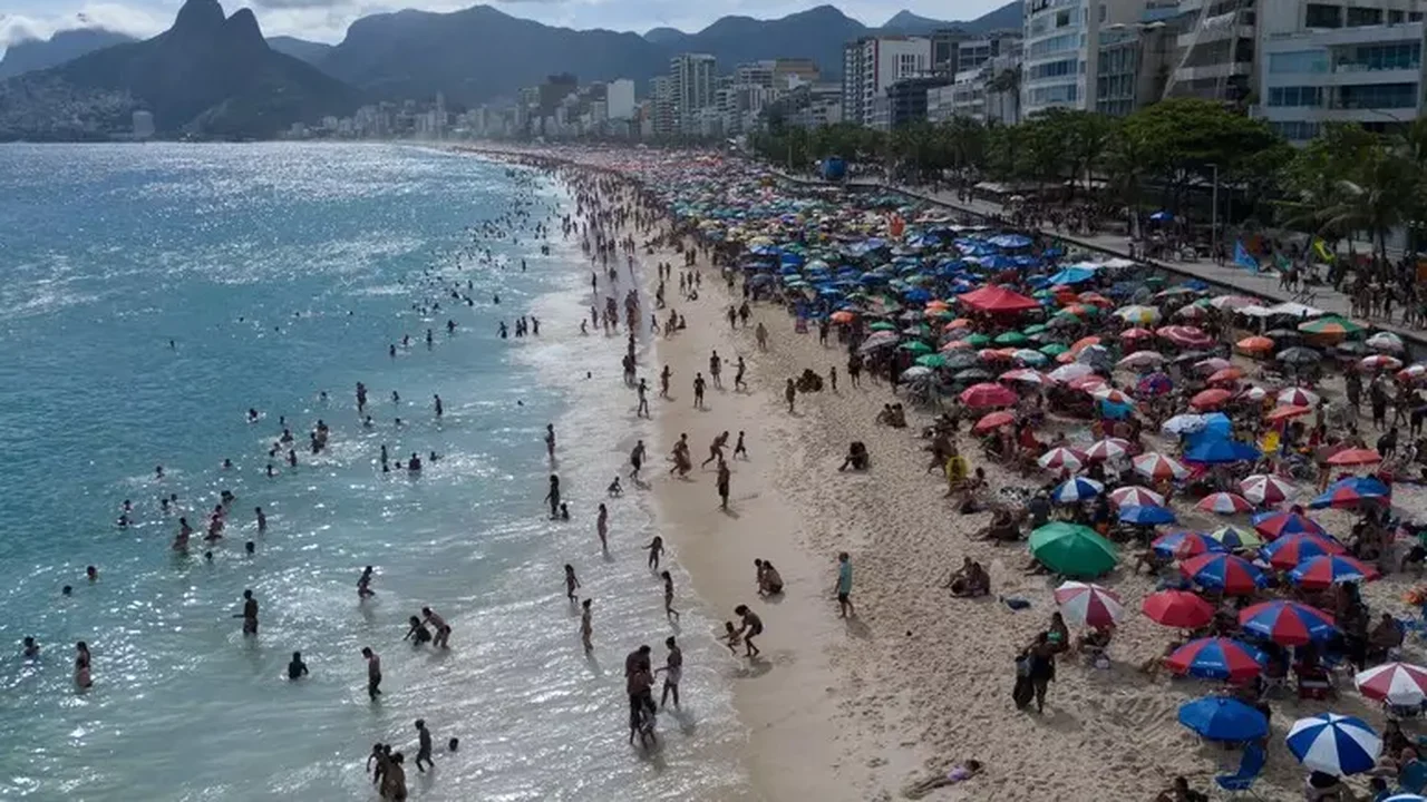 Calçadão de Copacabana tem comércio irregular e aglomerações até a madrugada