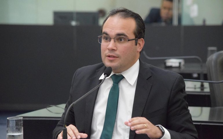 Davi Maia, de Quebrangulo, passa vexame na ALE e é classificado como deputado-fake