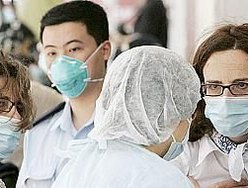 Vários turistas usam máscaras no Metropark Hotel, em Hong Kong, onde caso de gripe foi registrado