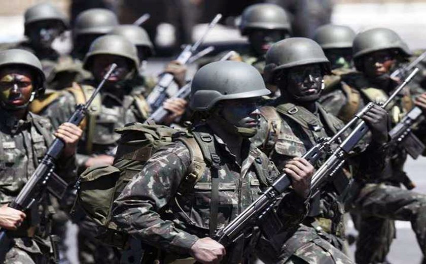 Forças Armadas realizam operação na comunidade da Vila Kennedy, na Rio