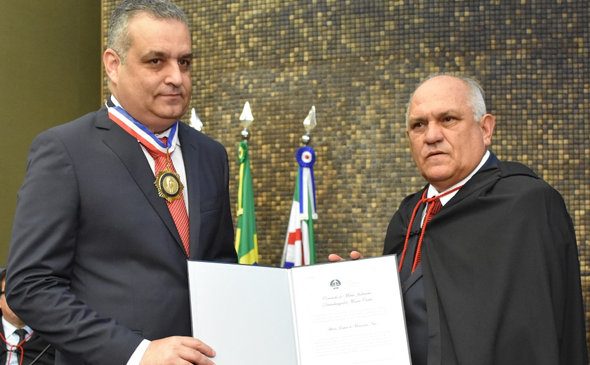 Procurador-geral de Justiça Alfredo Gaspar recebe a mais alta honraria do Judiciário estadual