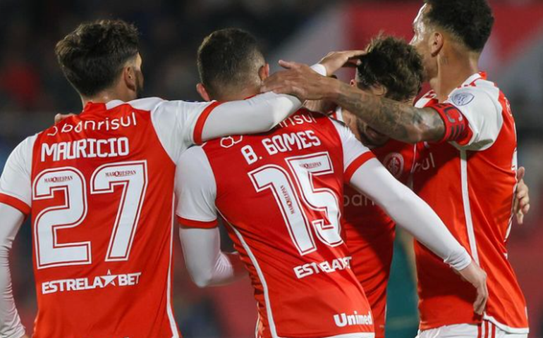 Vitória marca no último minuto contra o Internacional e ganha a primeira no Brasileirão