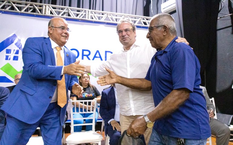 Mais 230 arapiraquenses recebem títulos de propriedade de imóveis