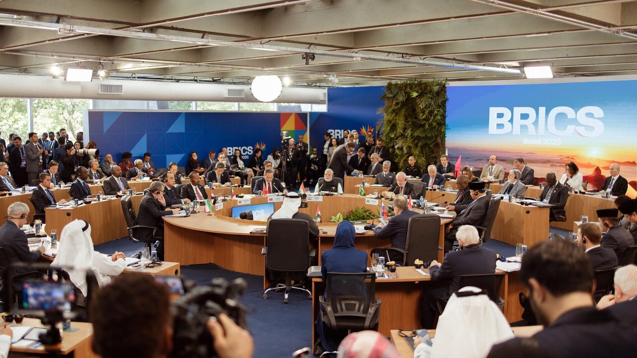 O mundo precisa acabar com o 'plano Marshall às avessas' diz Lula na 1ª plenária do BRICS