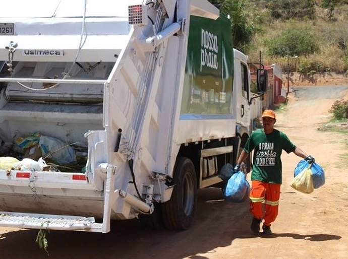 Nossa Praia: caminhões recolhem toneladas de lixo na Barra de São Miguel