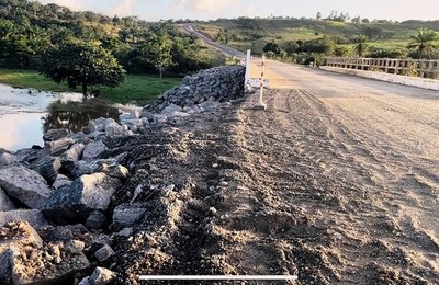 Parceria recupera ponte danificada pelas chuvas na rodovia entre Penedo e Coruripe