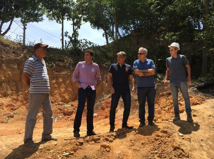 Prefeito Rui Palmeira vistoria execução de obras no Murilópolis