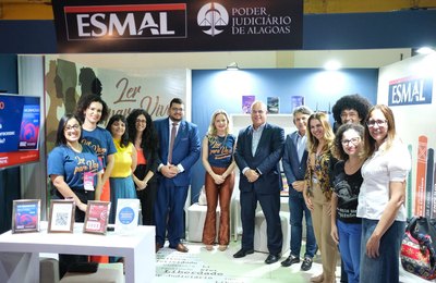Presidente do TJAL visita estande da Esmal na Bienal do Livro