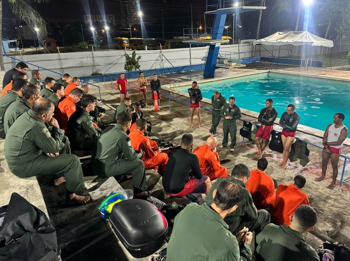 Departamento Estadual de Aviação realiza treinamento de escape de aeronaves submersas