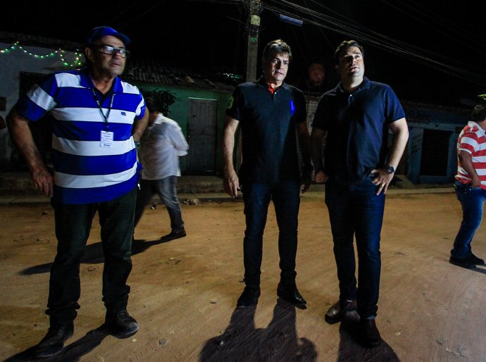 Marcelo Palmeira vistoria iluminação de LED no bairro da Levada