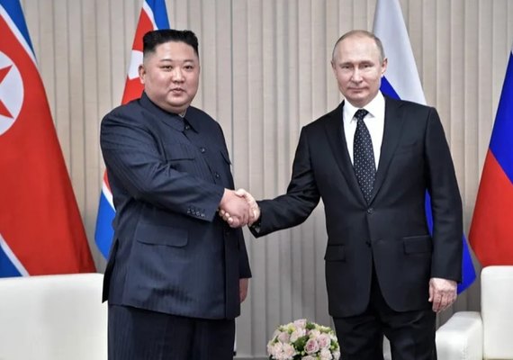 Putin e Kim trocam fuzis de presente após reunião na Rússia